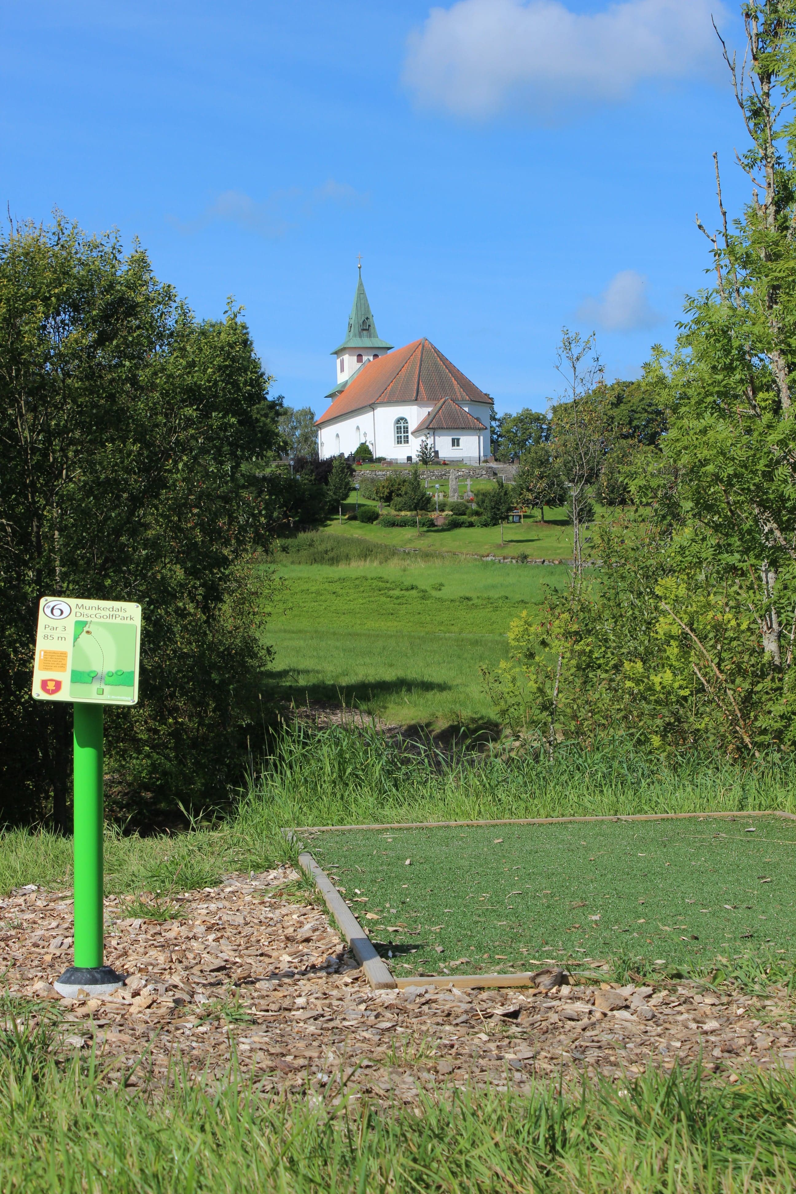 Den gamla Foss kyrka ligger intill ena halvan av banan